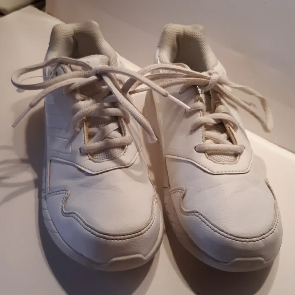 Adidas unisex AltaRun Training Shoes 3.5